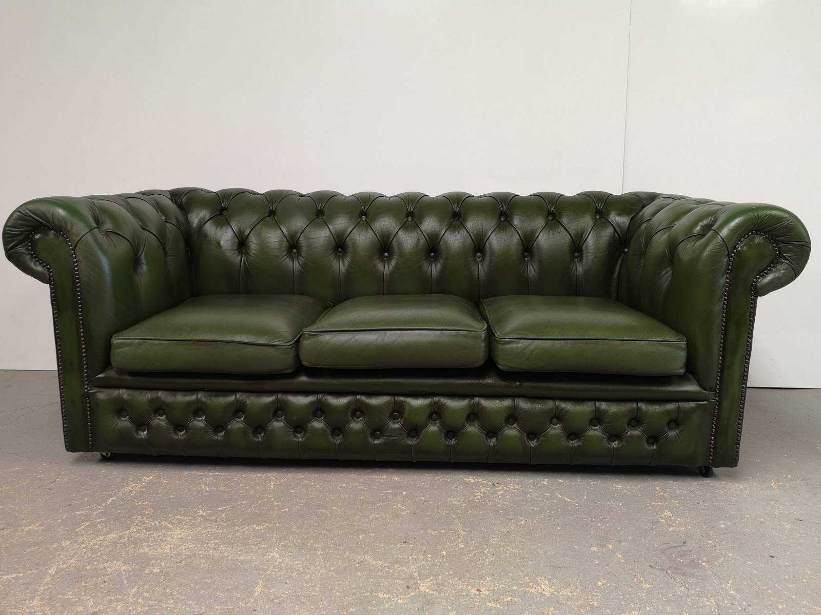 acheter canapé chesterfield cuir vert trois places véritable style anglais proche Paris