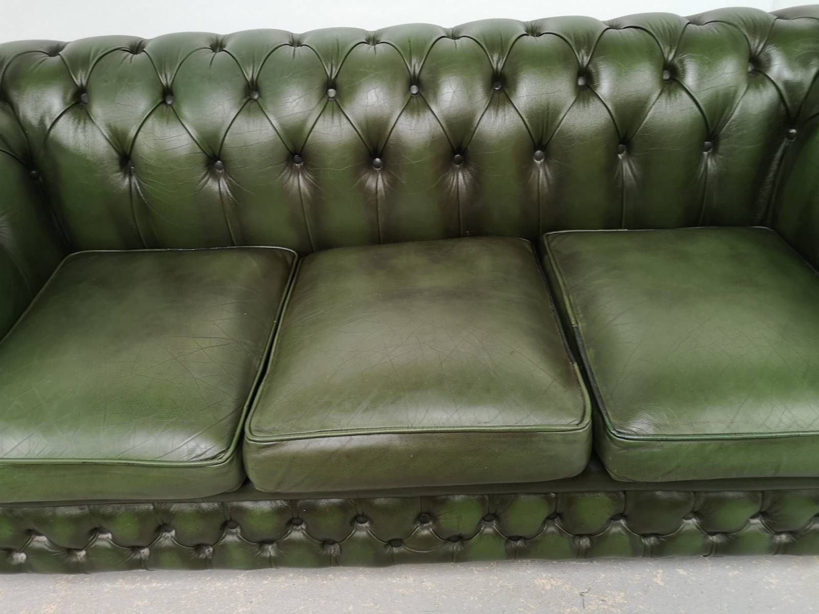 a acheter canapé chesterfield cuir vert trois places vintage style rétro à Paris