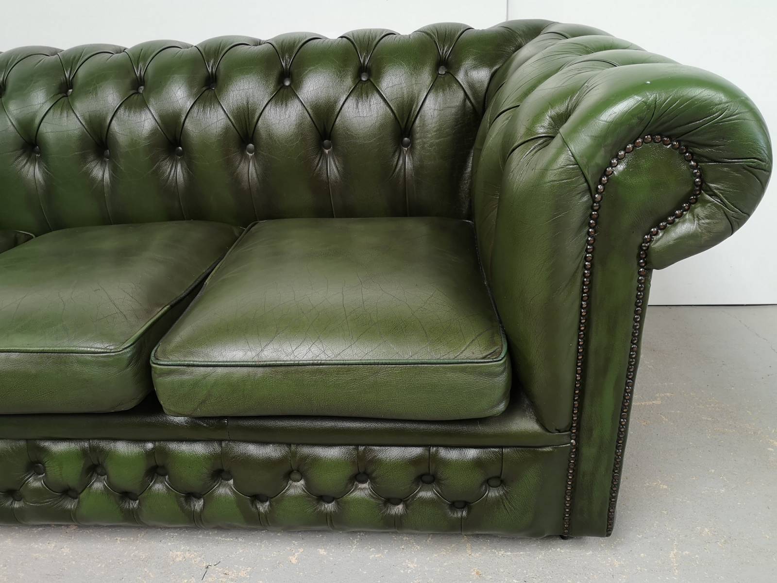 vente canapé chesterfield cuir vert trois places deuxième main proche Paris
