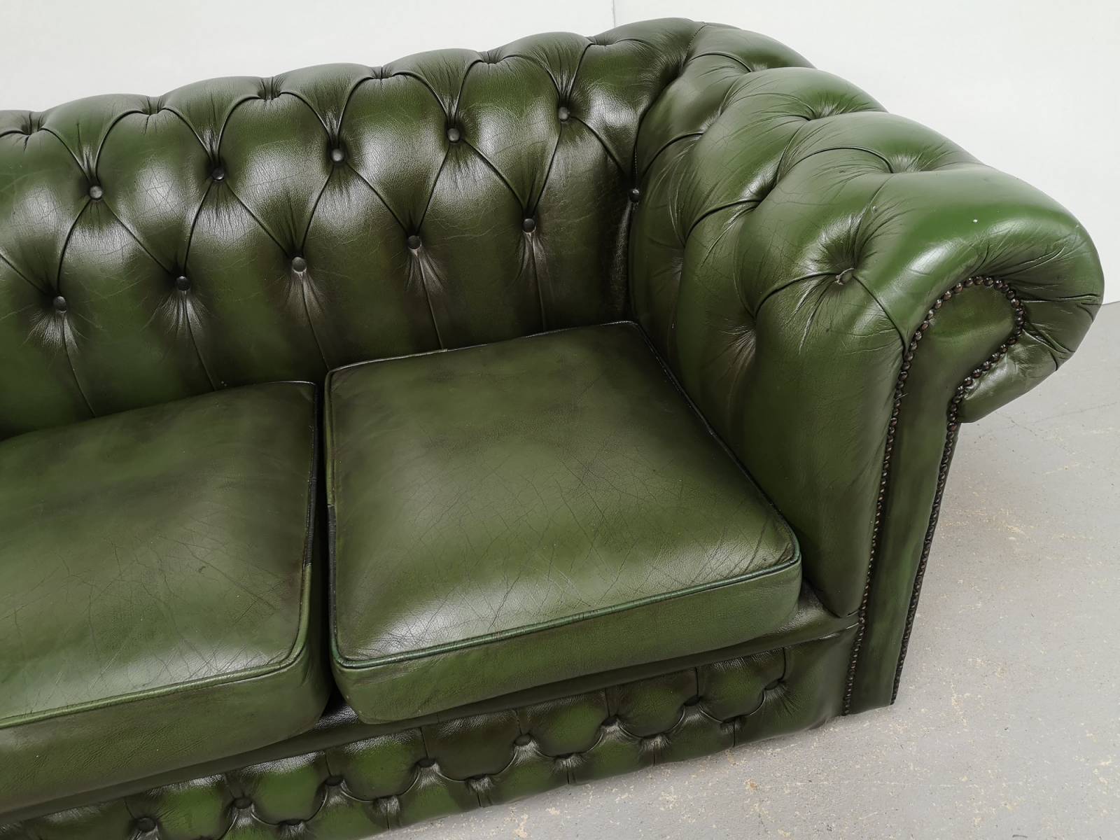 vends canapé chesterfield cuir vert trois places haut de gamme à Paris