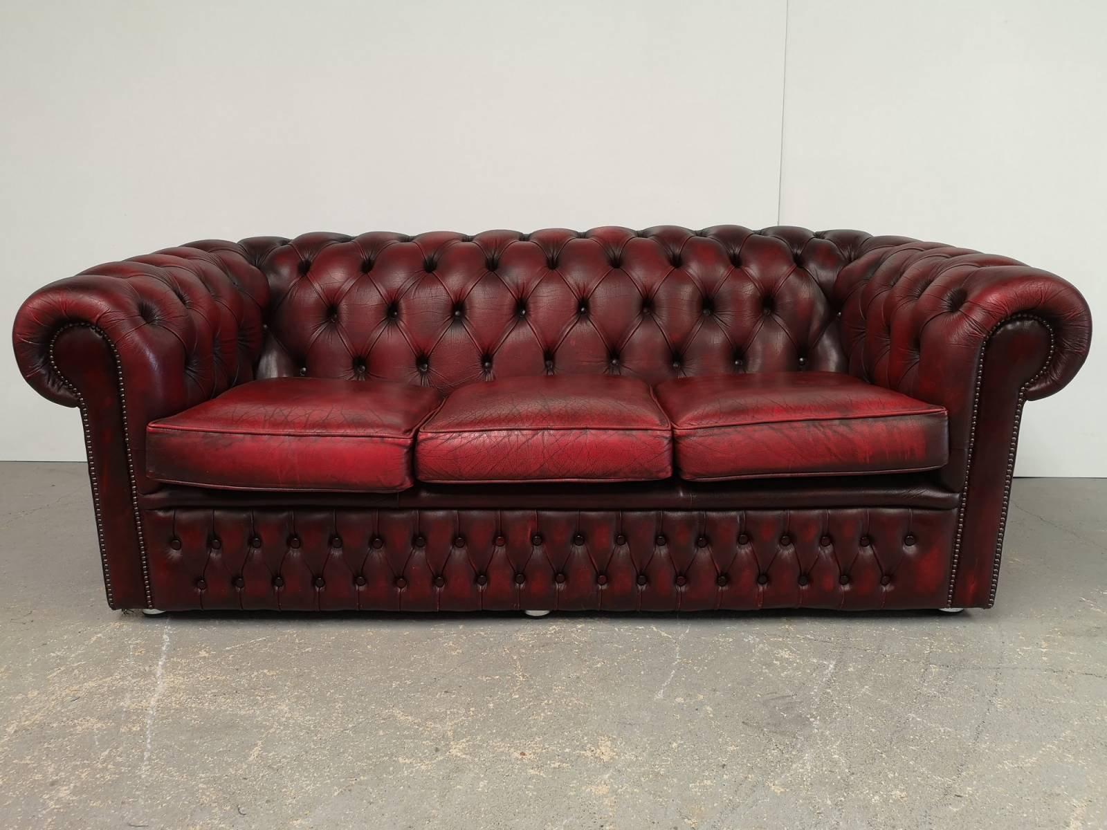 acheter canapé chesterfield cuir bordeaux trois places ancien style anglais à Marseille