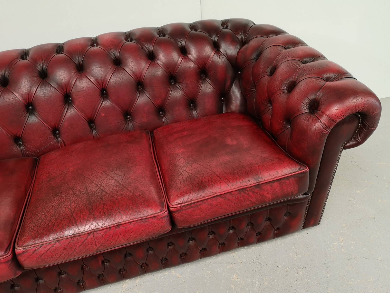 a vendre canapé chesterfield cuir trois places import direct Angleterre proche Marseille