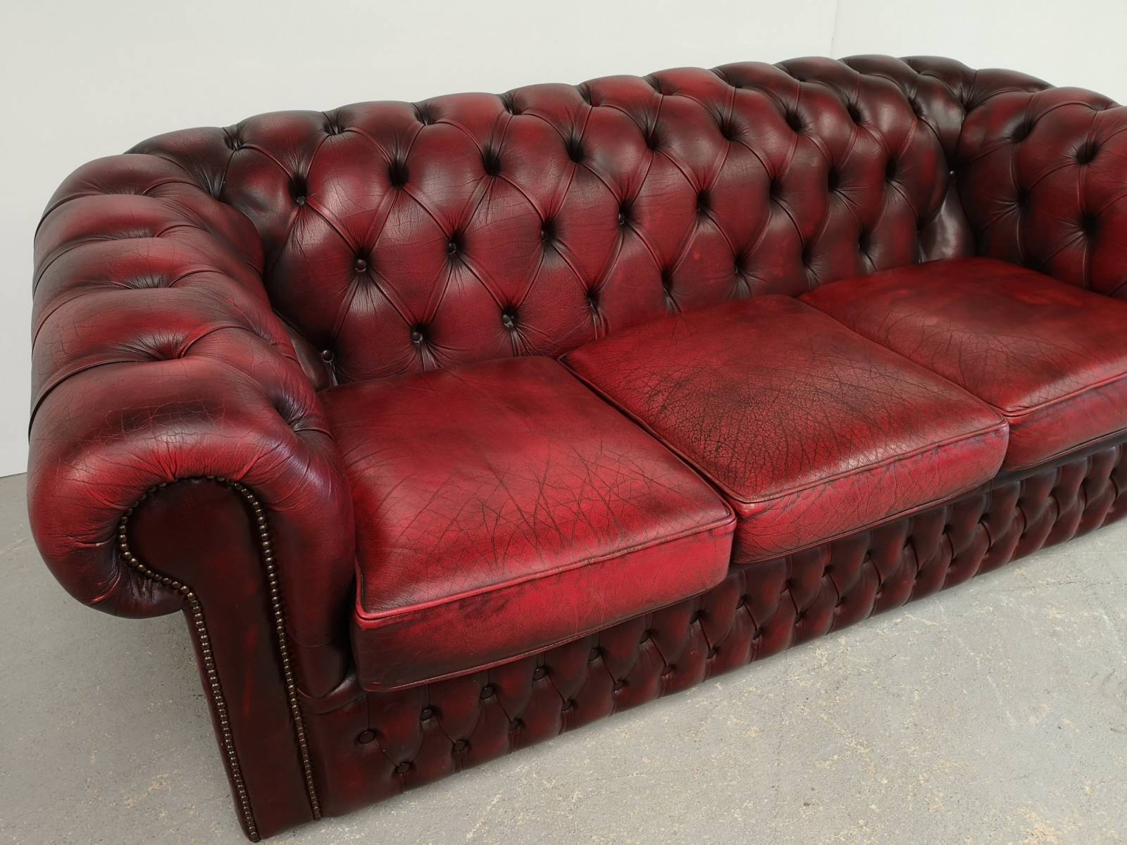 se faire livrer canapé chesterfield cuir trois places véritable anglais à Marseille 