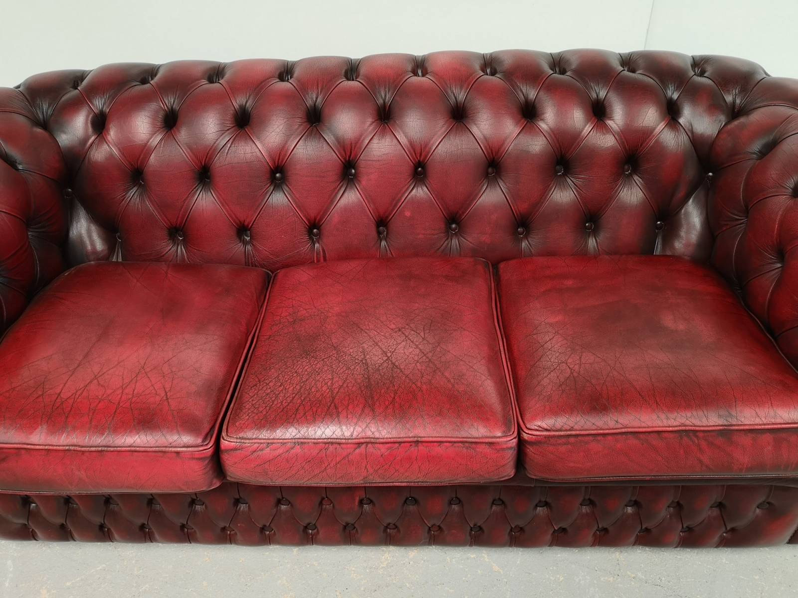 a acheter canapé chesterfield cuir trois places confortable style déco industrielle proche Marseille
