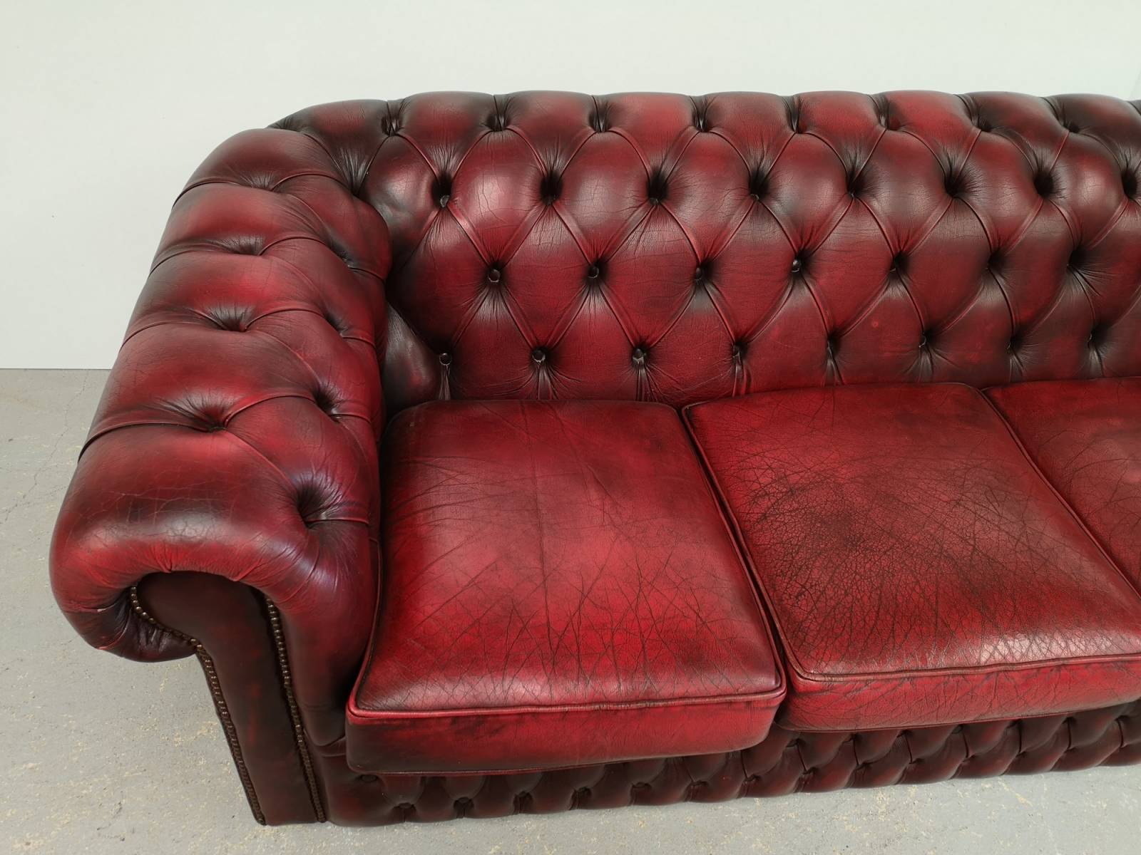 commander en ligne canapé chesterfield cuir bordeaux trois places style déco loft à Marseille