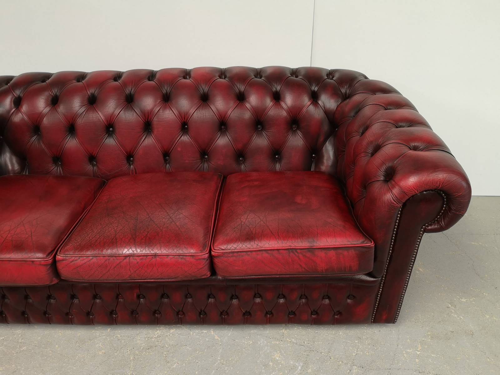 vends canapé chesterfield cuir trois places original proche Marseille
