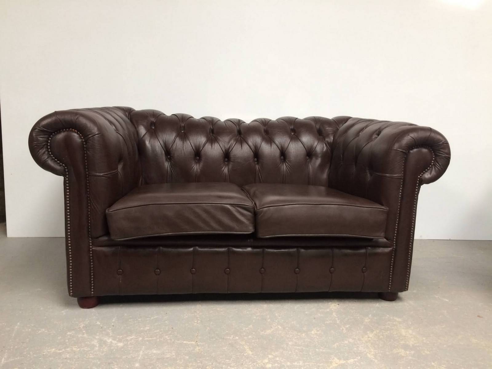 vente canapés chesterfield cuir marron deux places style déco industrielle à Rennes