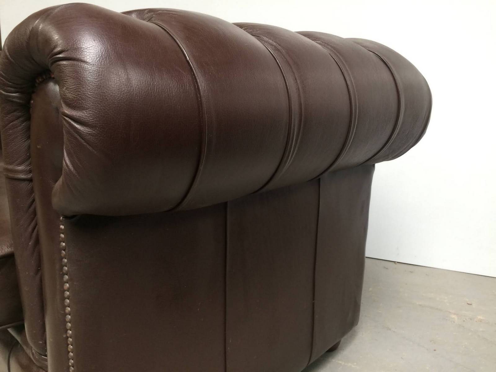 commander canapé chesterfield cuir marron deux places haut de gamme à Rennes