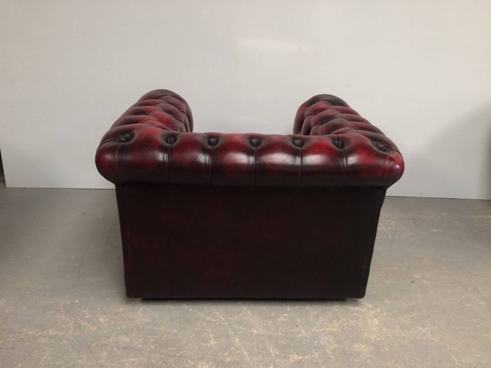 se faire livrer fauteuil chesterfield cuir rouge authentique proche Orléans
