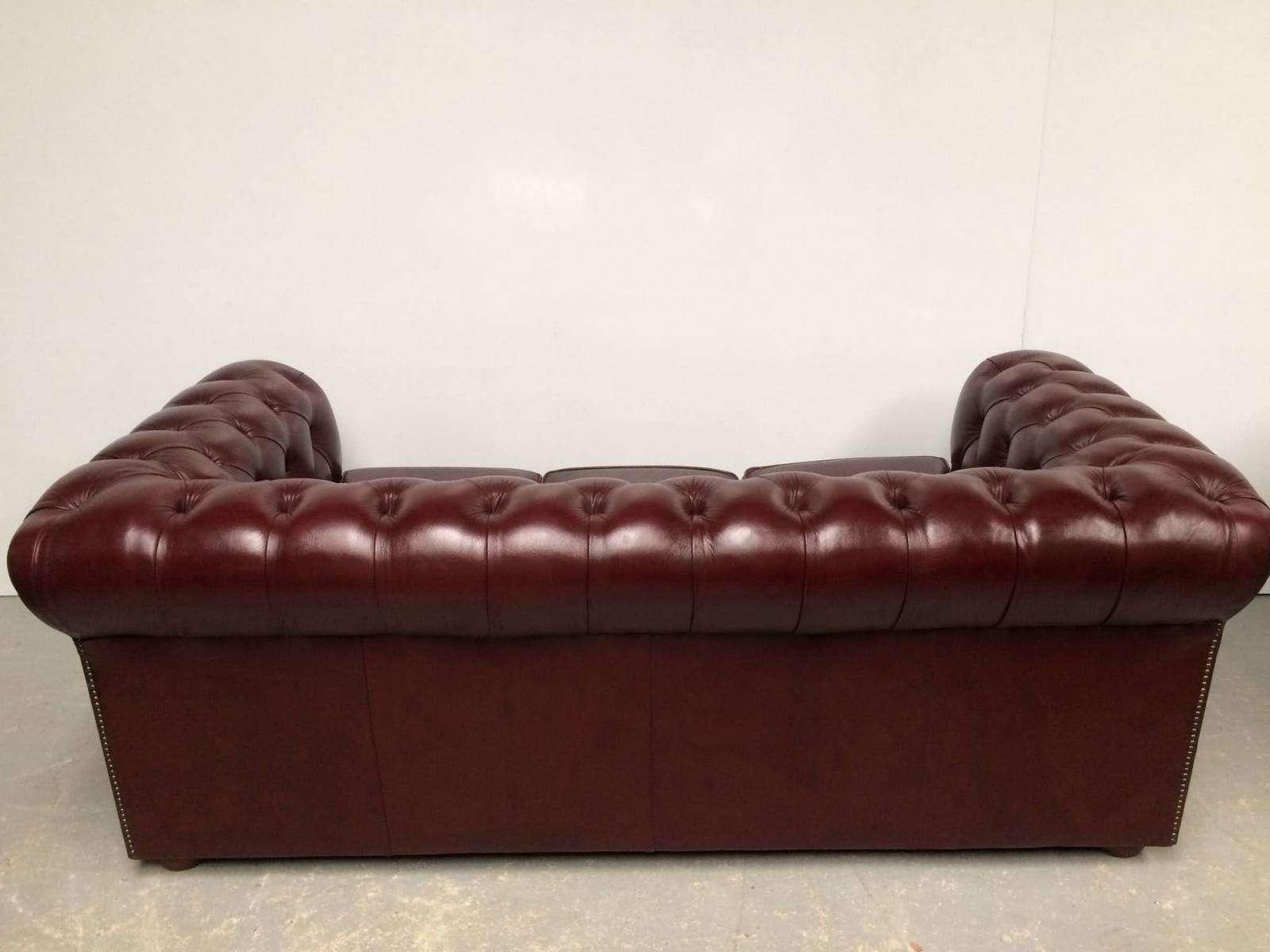 a vendre canapé chesterfield cuir bordeaux antique trois places style anglais vintage à Lyon