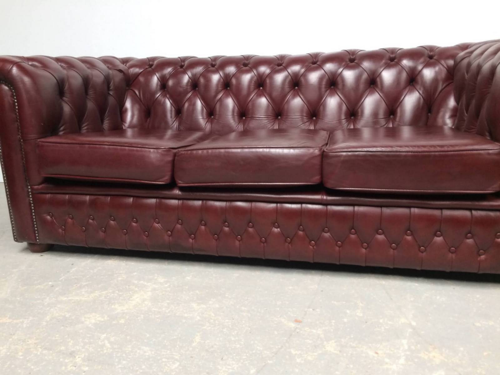 achat canapé chesterfield cuir bordeaux trois places style déco loft à Lyon