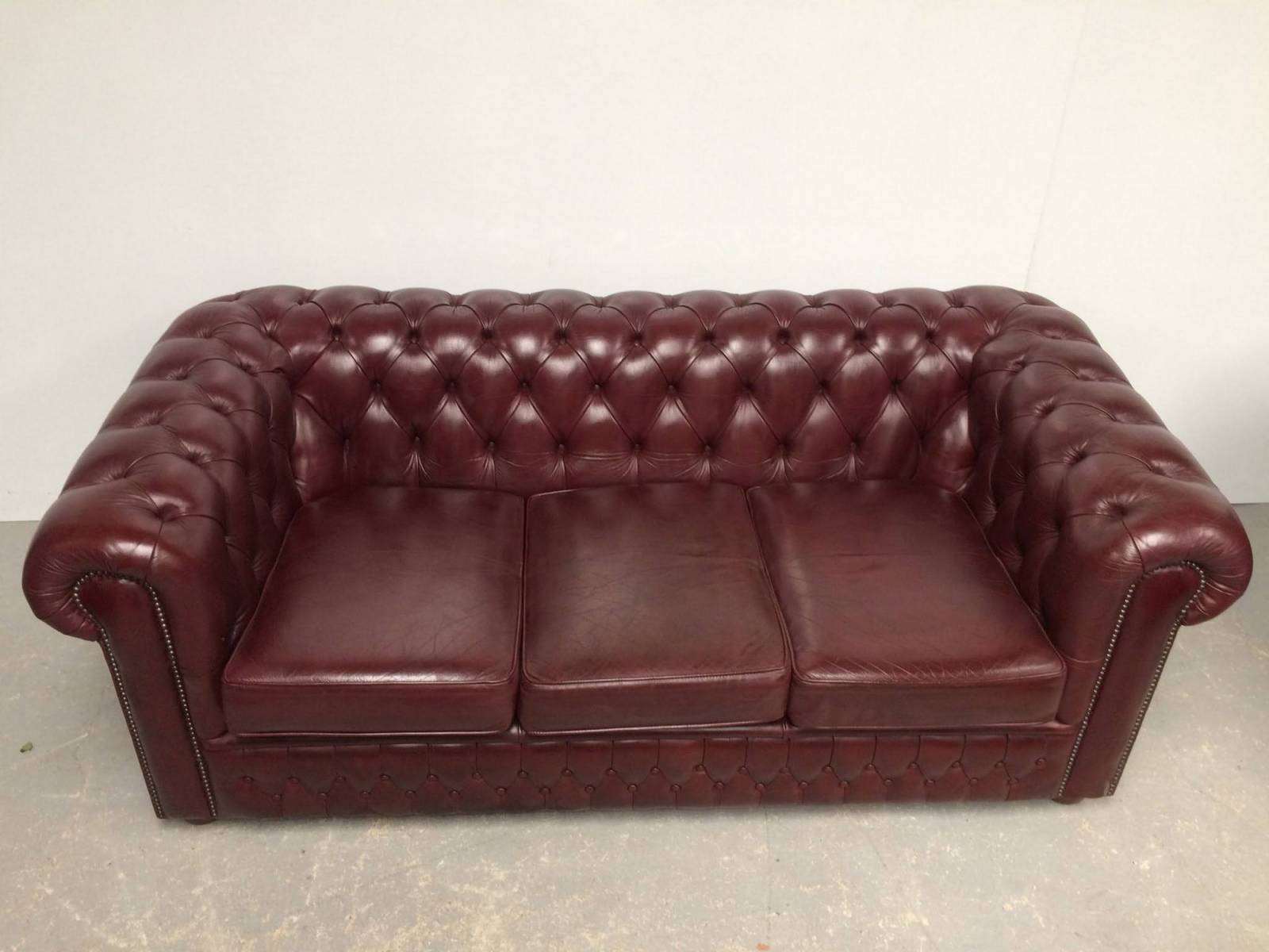 trouver canapé chesterfield cuir bordeaux trois places seconde main proche Lyon