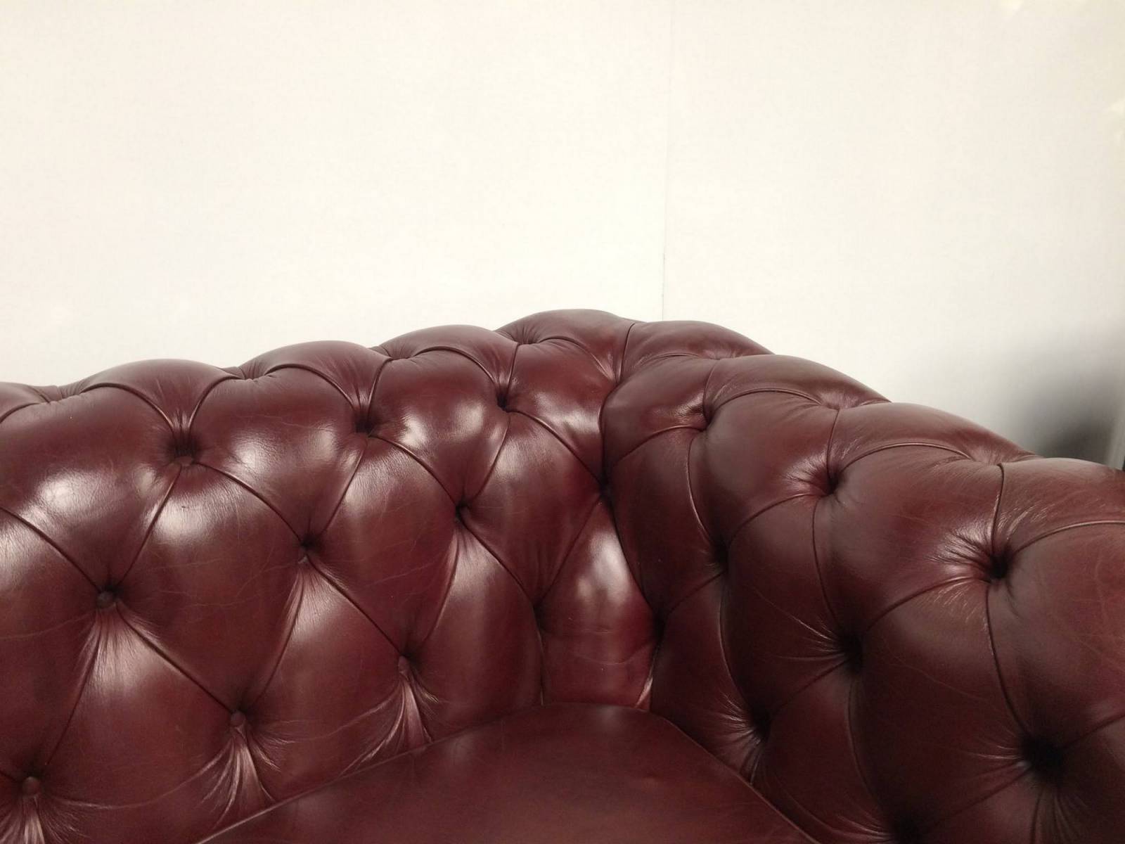 se faire livrer canapé chesterfield cuir bordeaux trois places haut de gamme à Lyon
