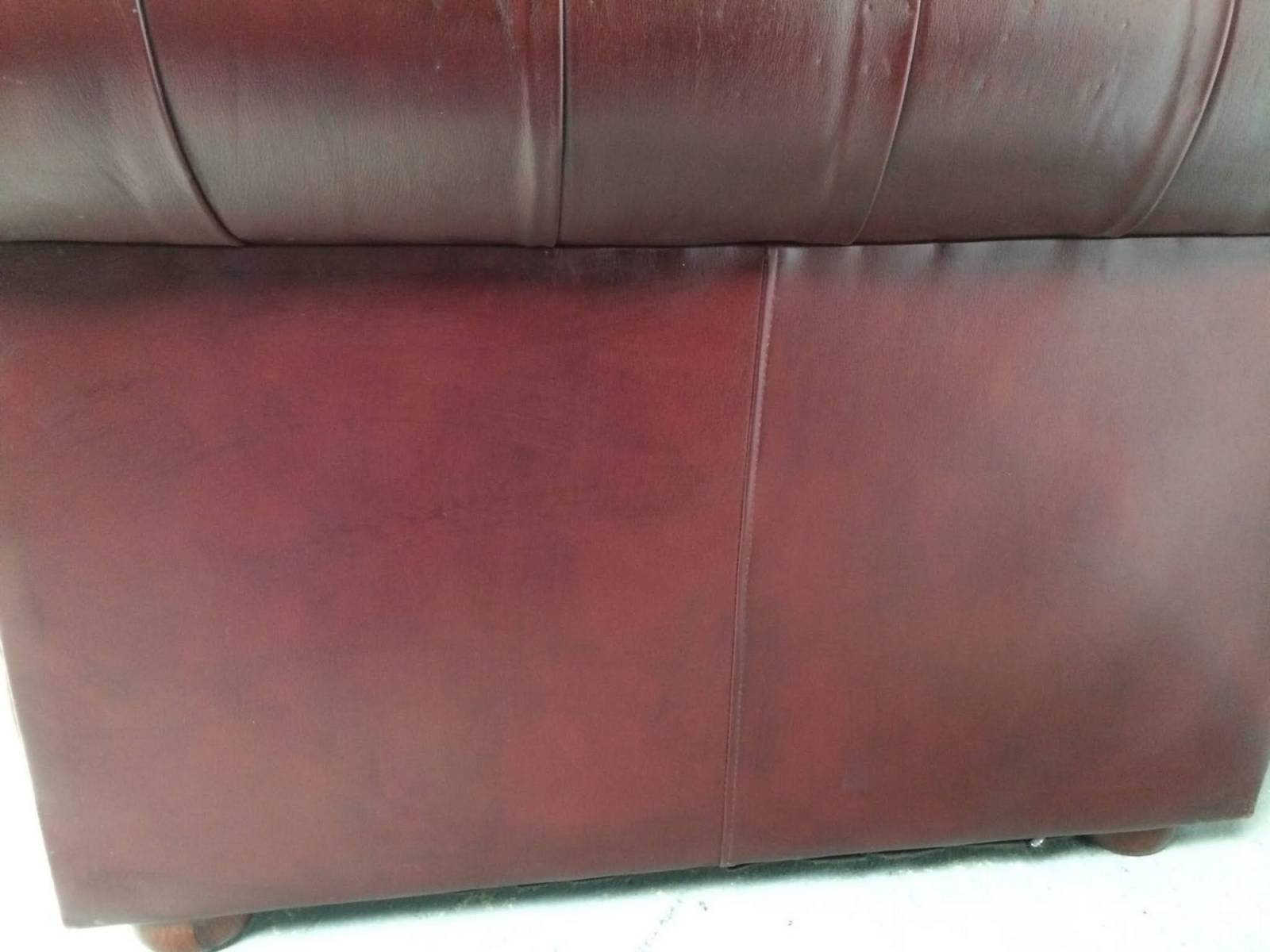 vente canapé chesterfield cuir bordeaux trois places authentique chesterfield  anglais à Lyon