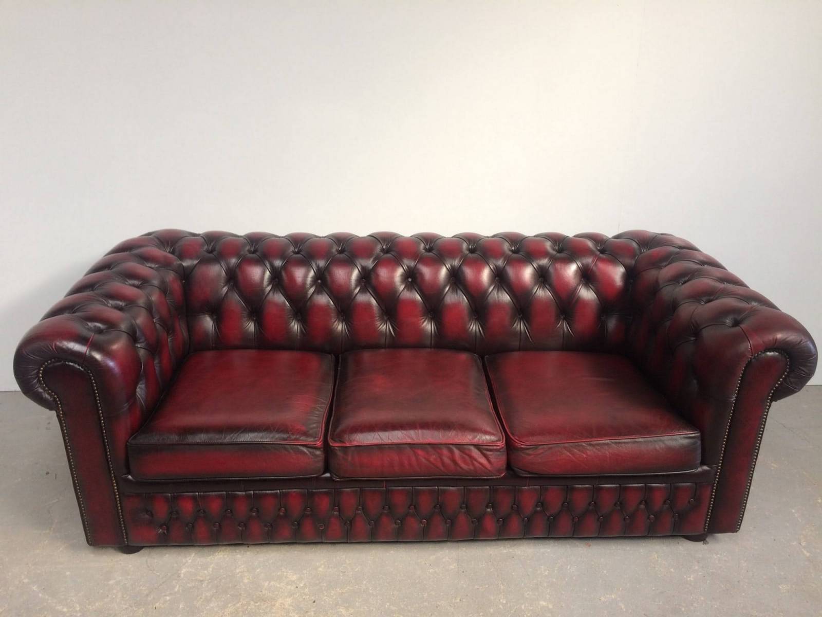 vends canapé chesterfield cuir trois places bordeaux véritable chesterfield proche Paris