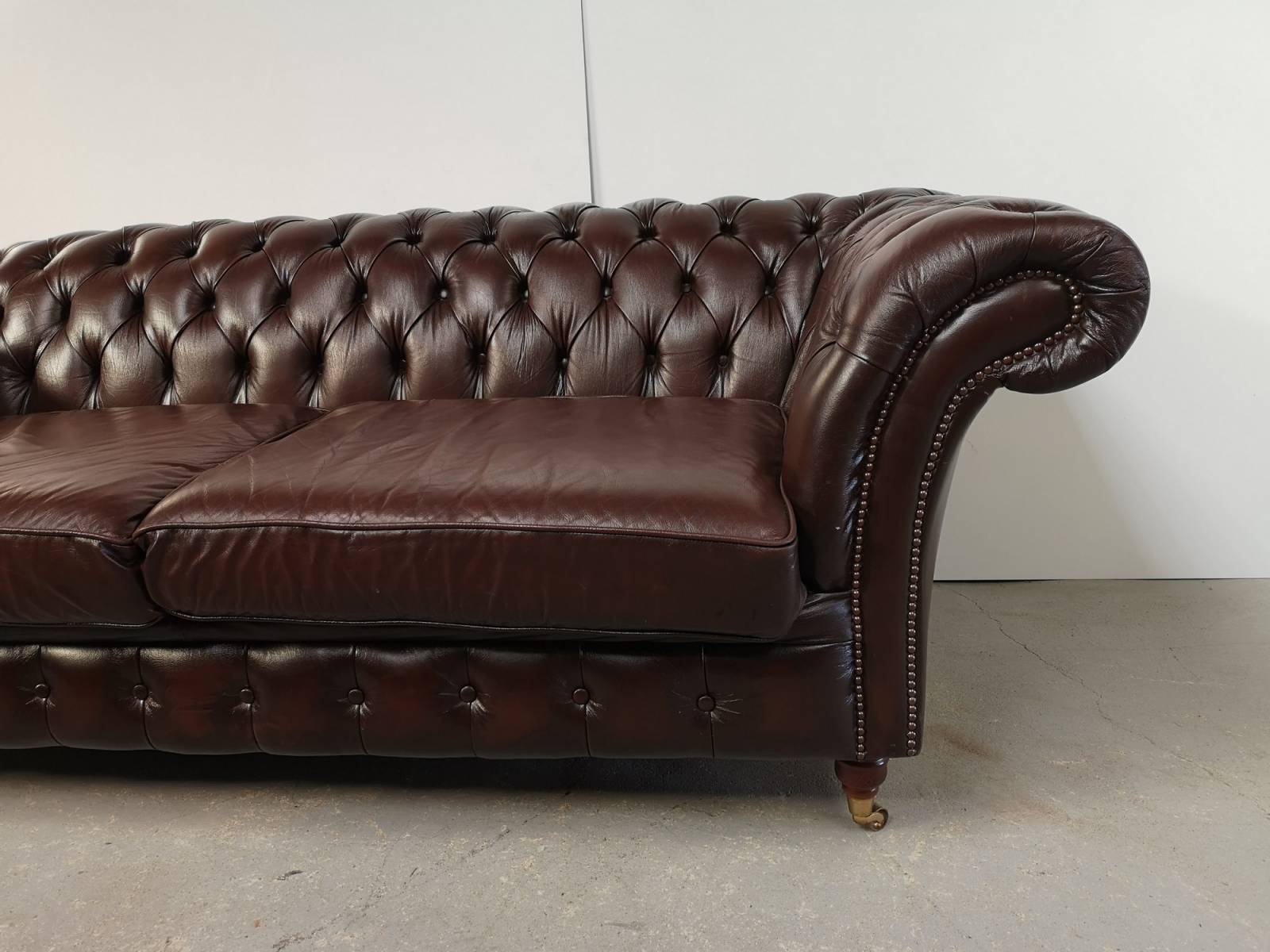 achat canapé chesterfield cuir marron style vintage anglais à Paris