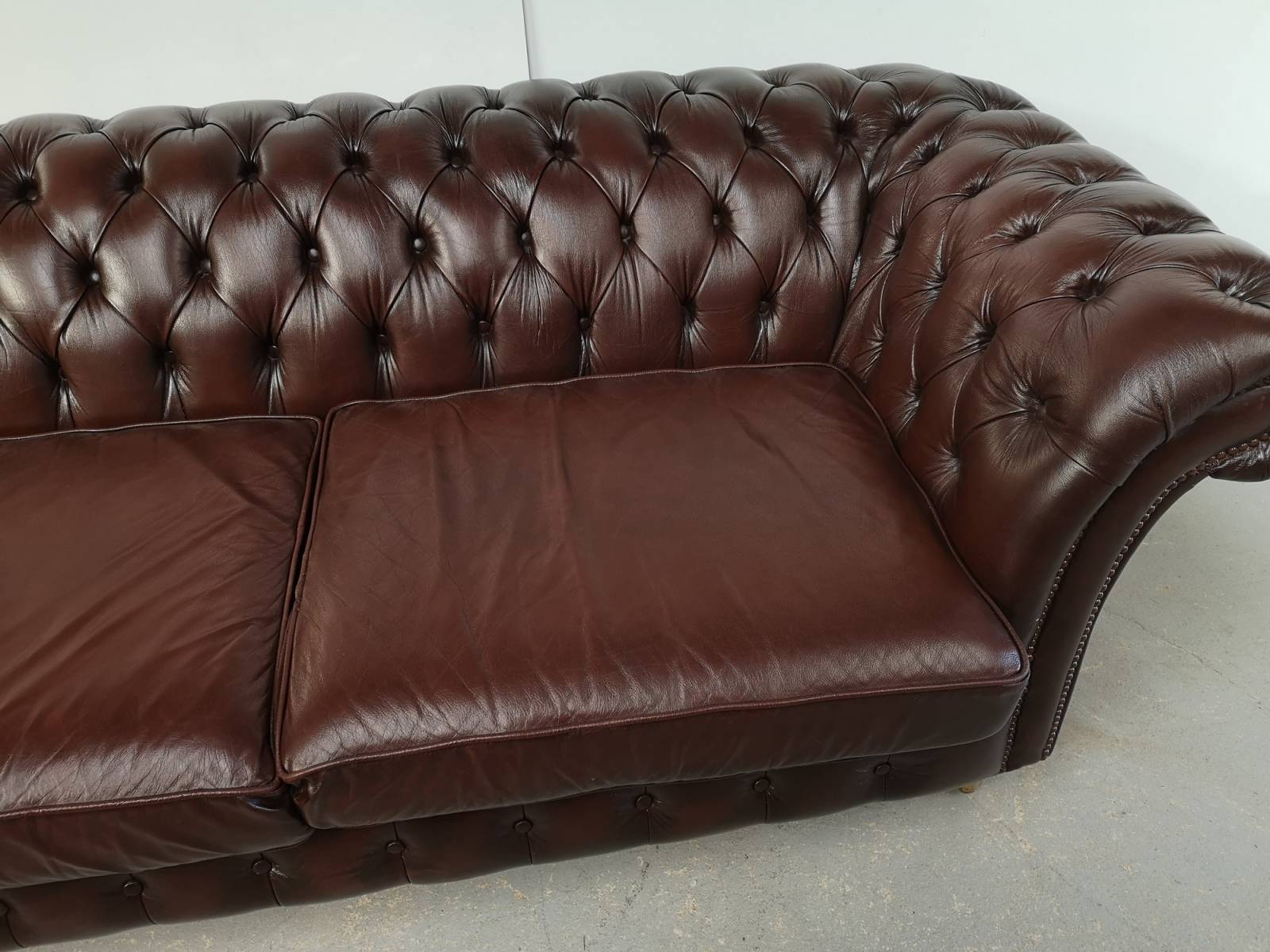 commander en ligne canapé chesterfield cuir marron trois places style pubs anglais à Paris 