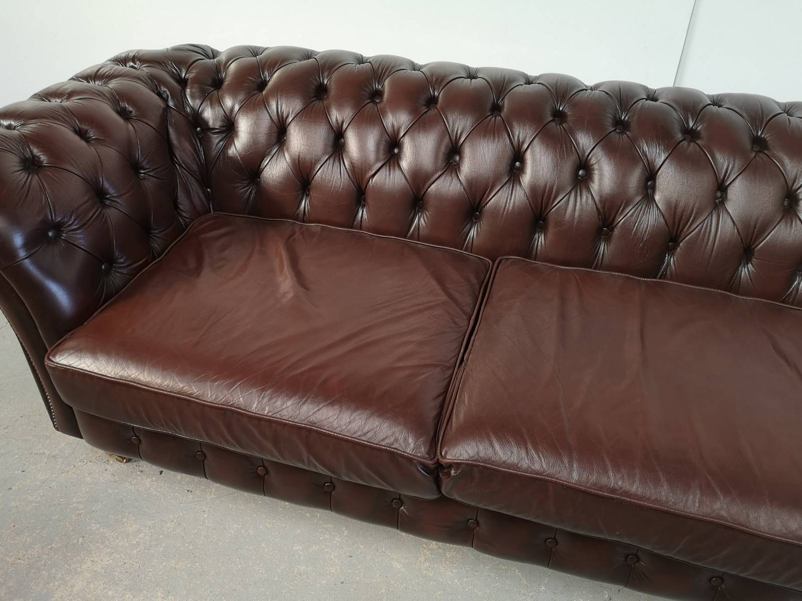 vente canapé chesterfield cuir marron trois places style déco industrielle à Paris