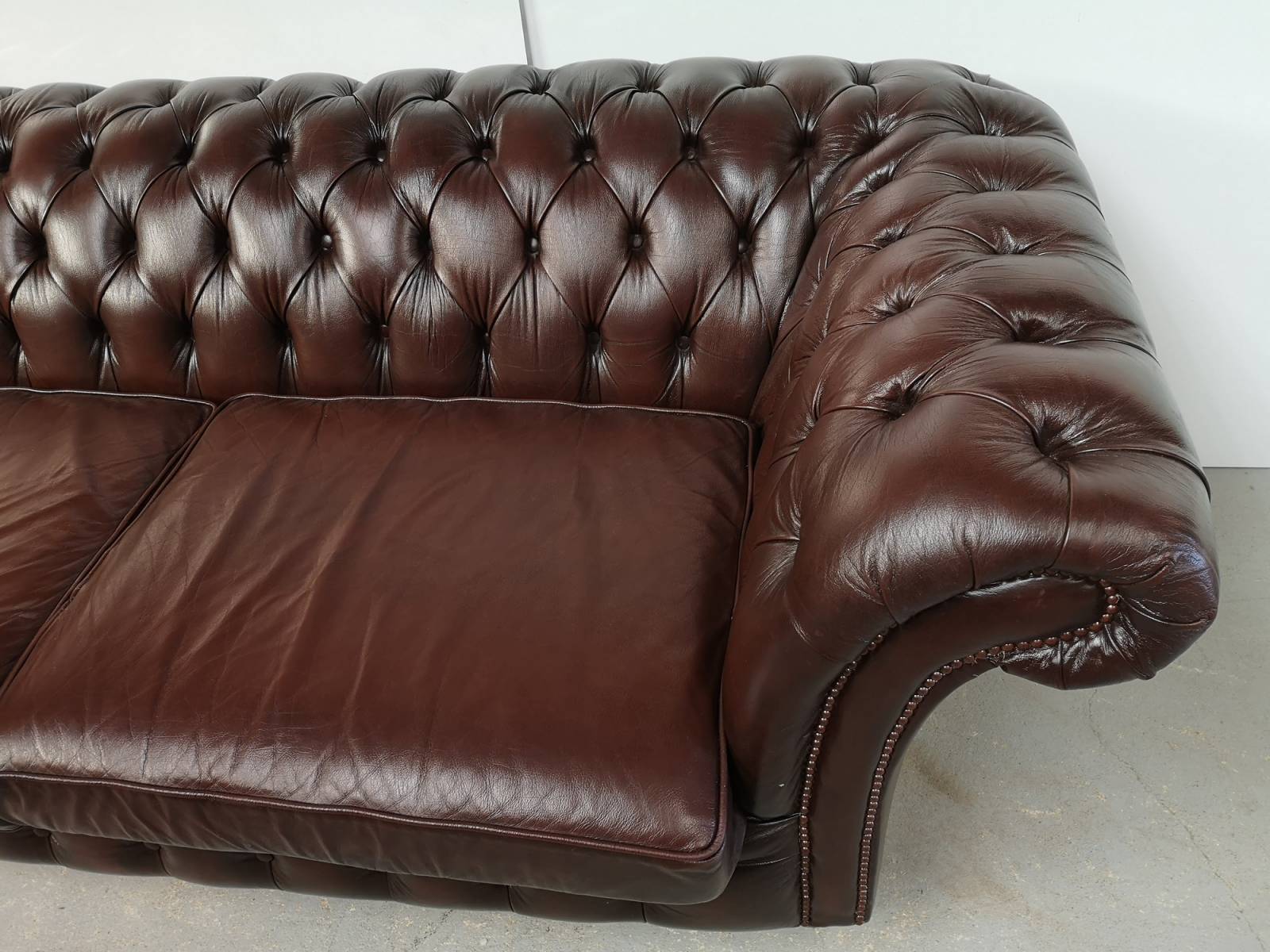 se faire livrer canapé chesterfield cuir marron trois places haut de gamme à Paris
