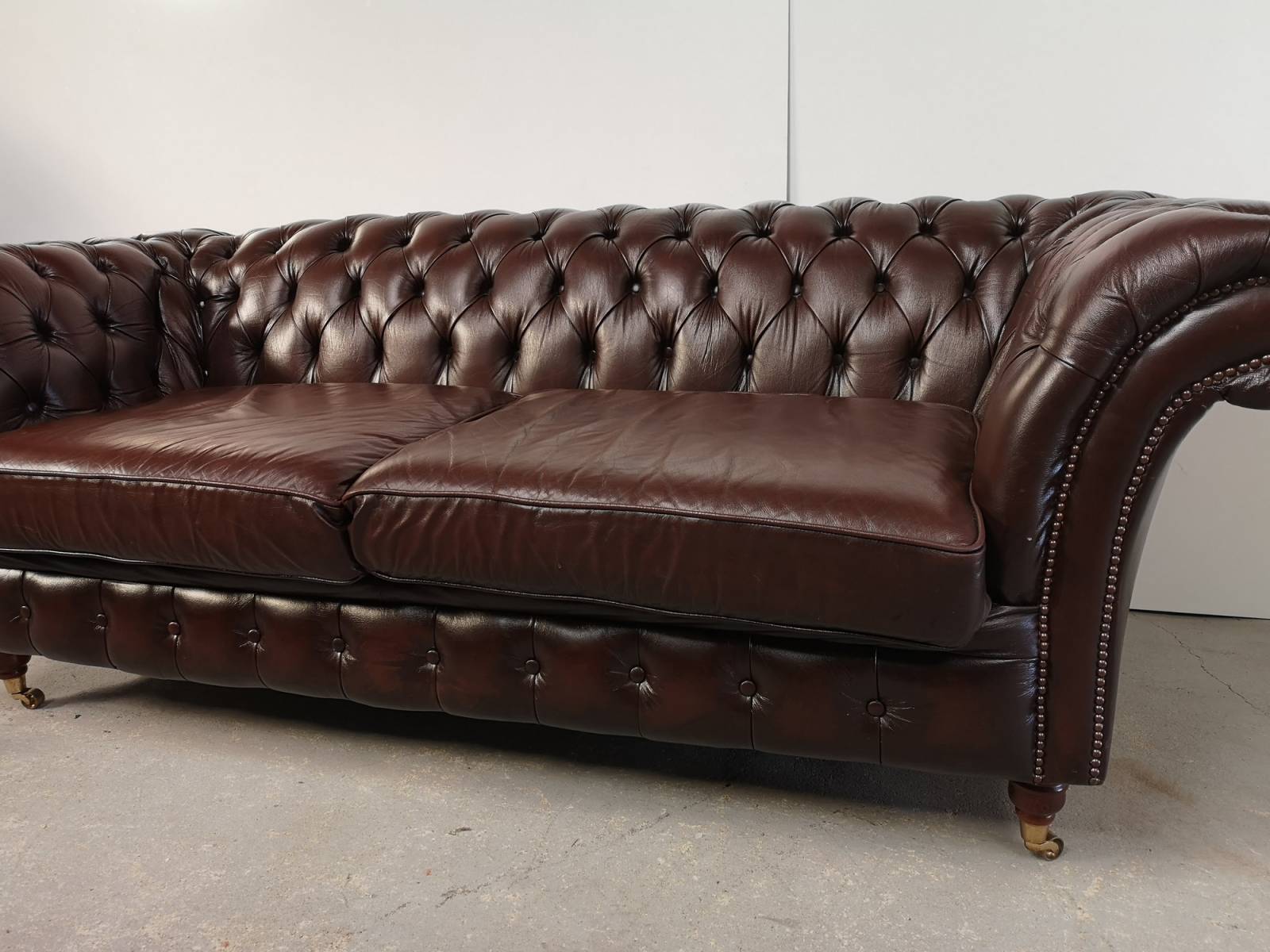 trouver canapé chesterfield cuir marron trois places import direct Angleterre proche Paris