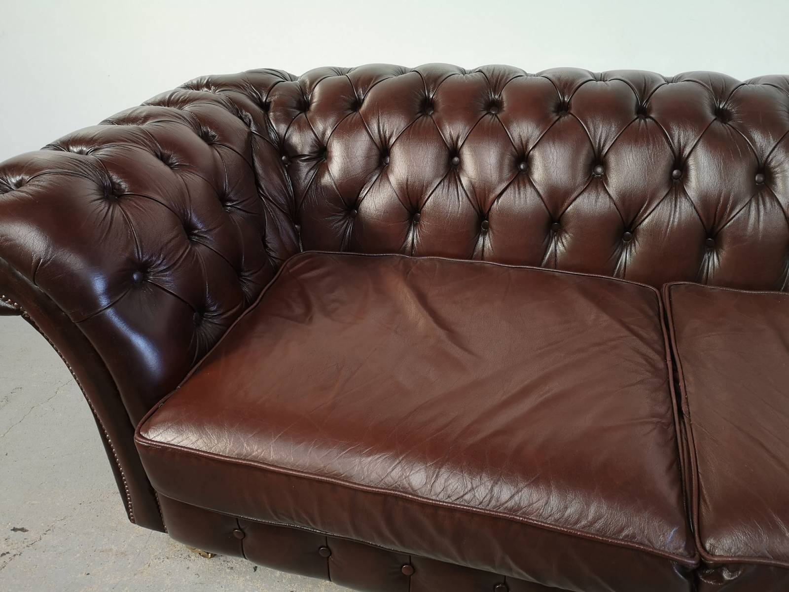 acheter en ligne canapé chesterfield cuir marron trois places style ancien à Paris