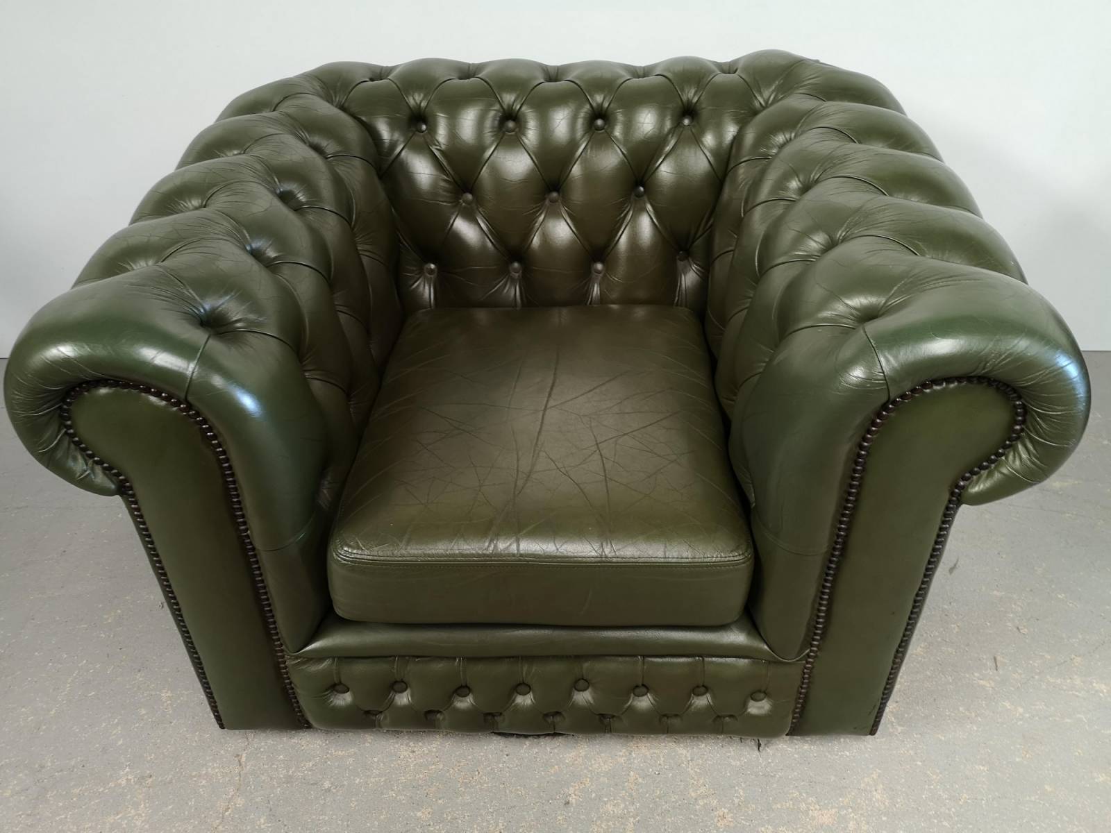 vente fauteuil chesterfield cuir vert style rétro à Paris