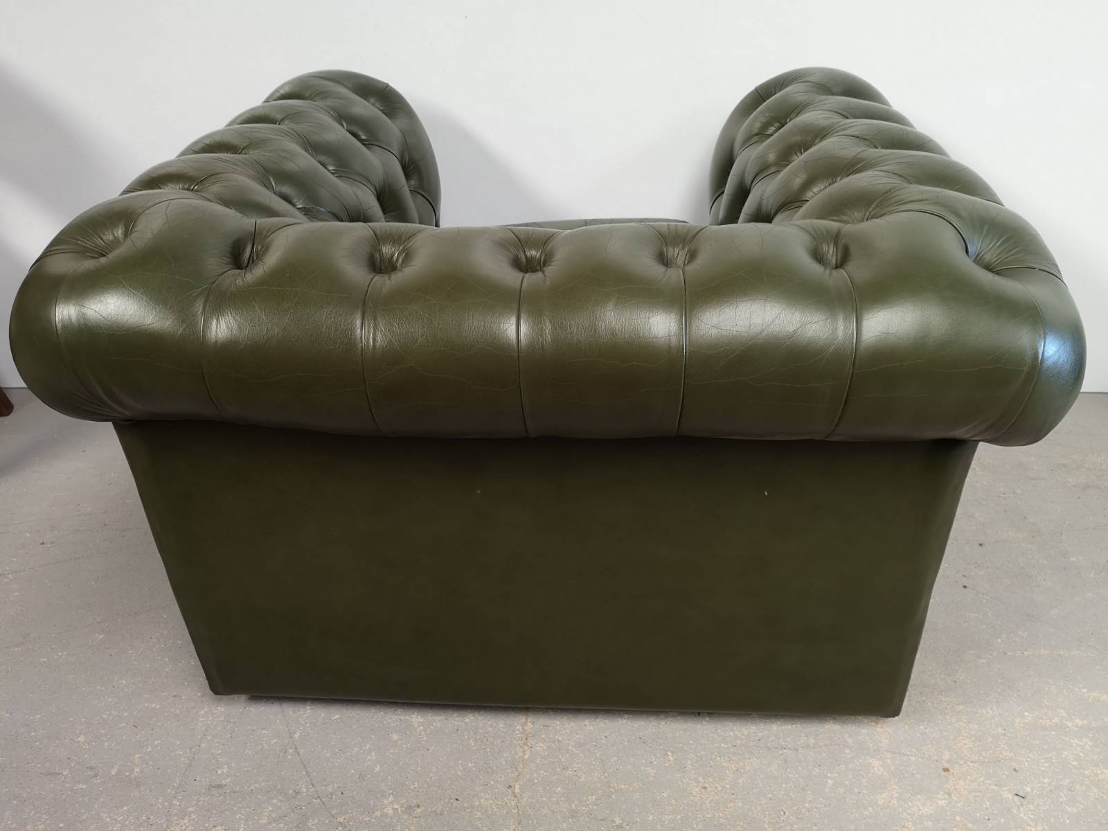 acheter en ligne fauteuil chesterfield cuir vert style déco loft proche Paris