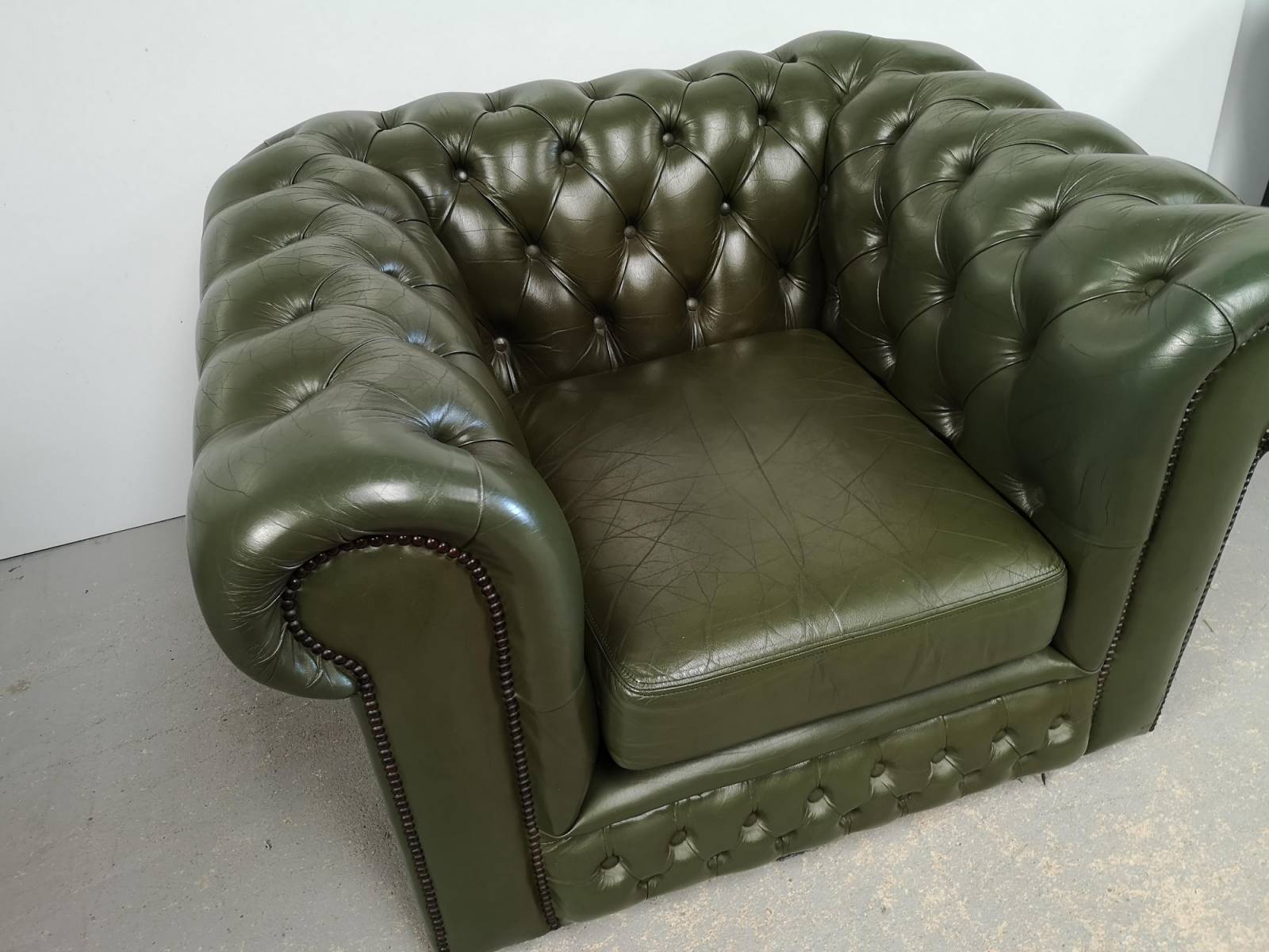 vends fauteuil chesterfield cuir vert véritable fauteuil anglais proche Paris