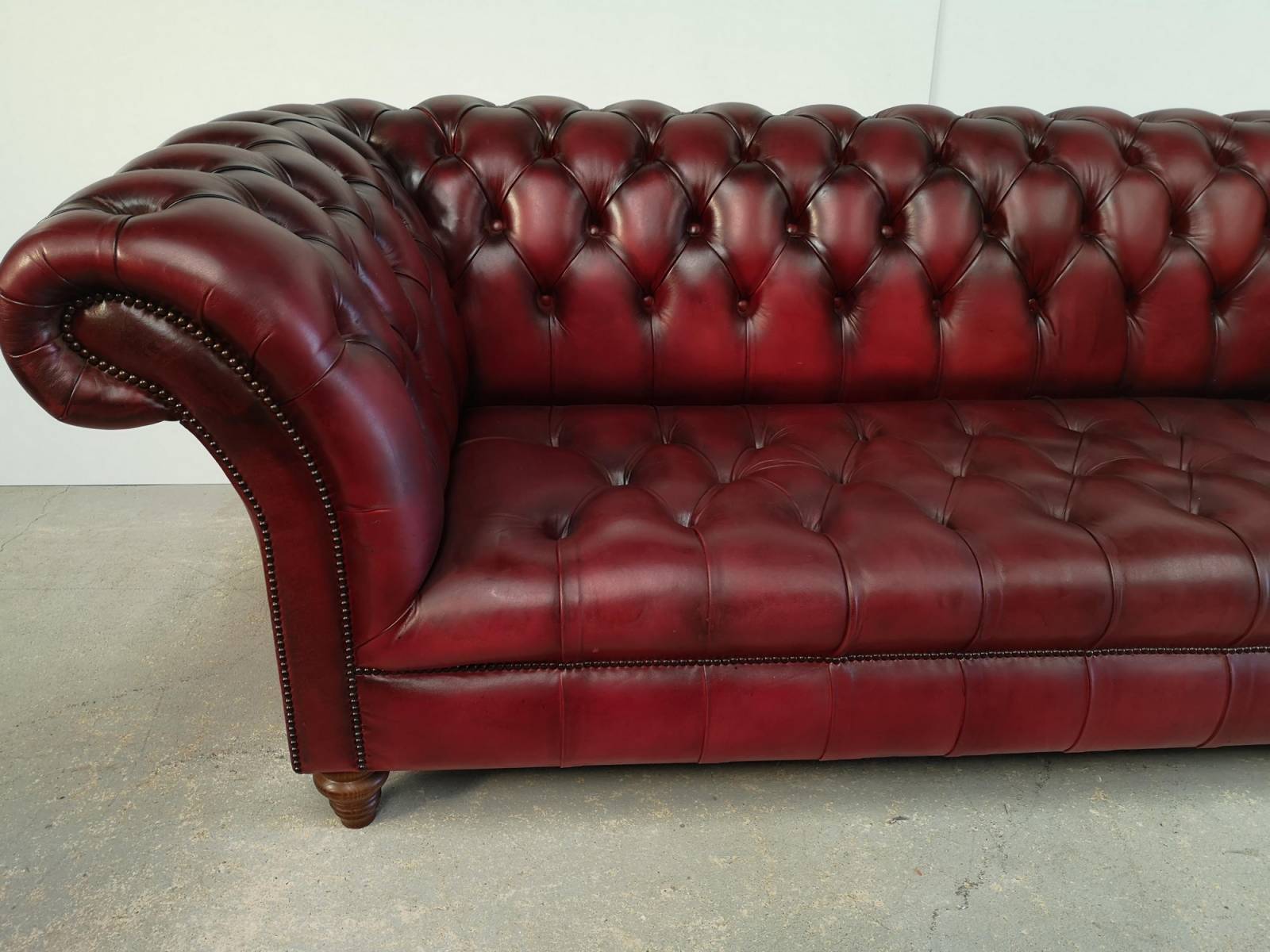 acheter en ligne canapé chesterfield cuir bordeaux trois places style déco anglaise vintage à Orléans