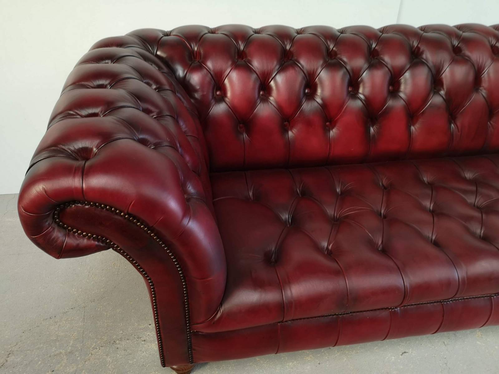 achat canapé chesterfield cuir bordeaux trois places deuxième main vintage à Orléans