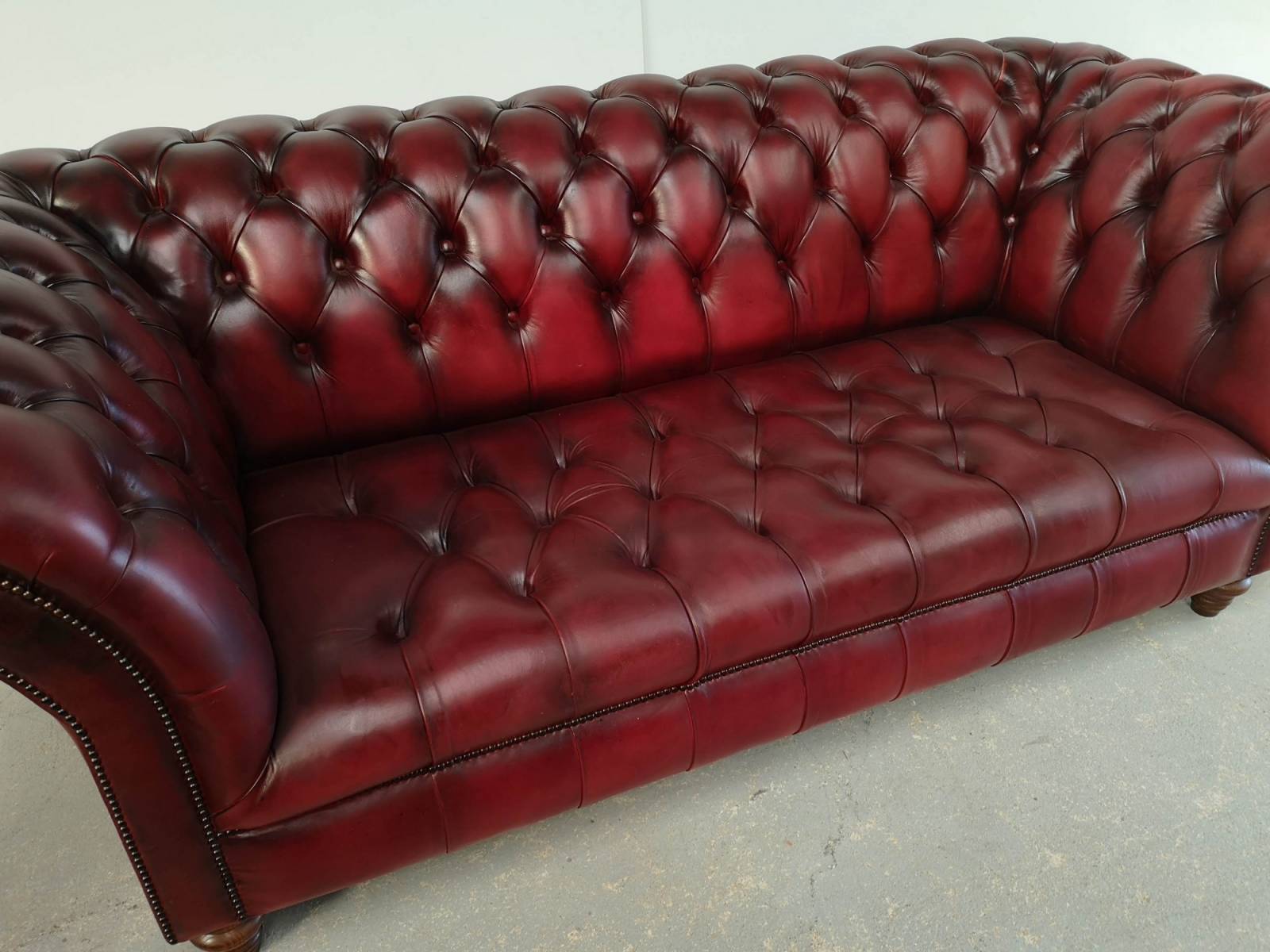 se faire livrer canapé chesterfield cuir bordeaux trois places style déco loft proche Orléans