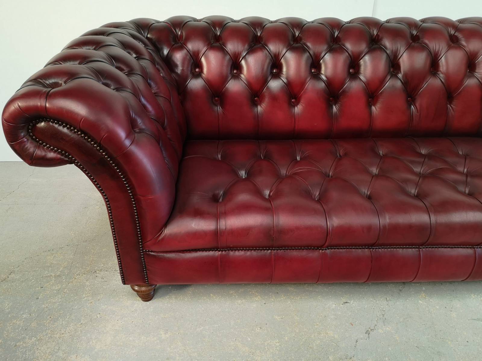 vends canapé chesterfield cuir bordeaux trois places seconde main à Orléans