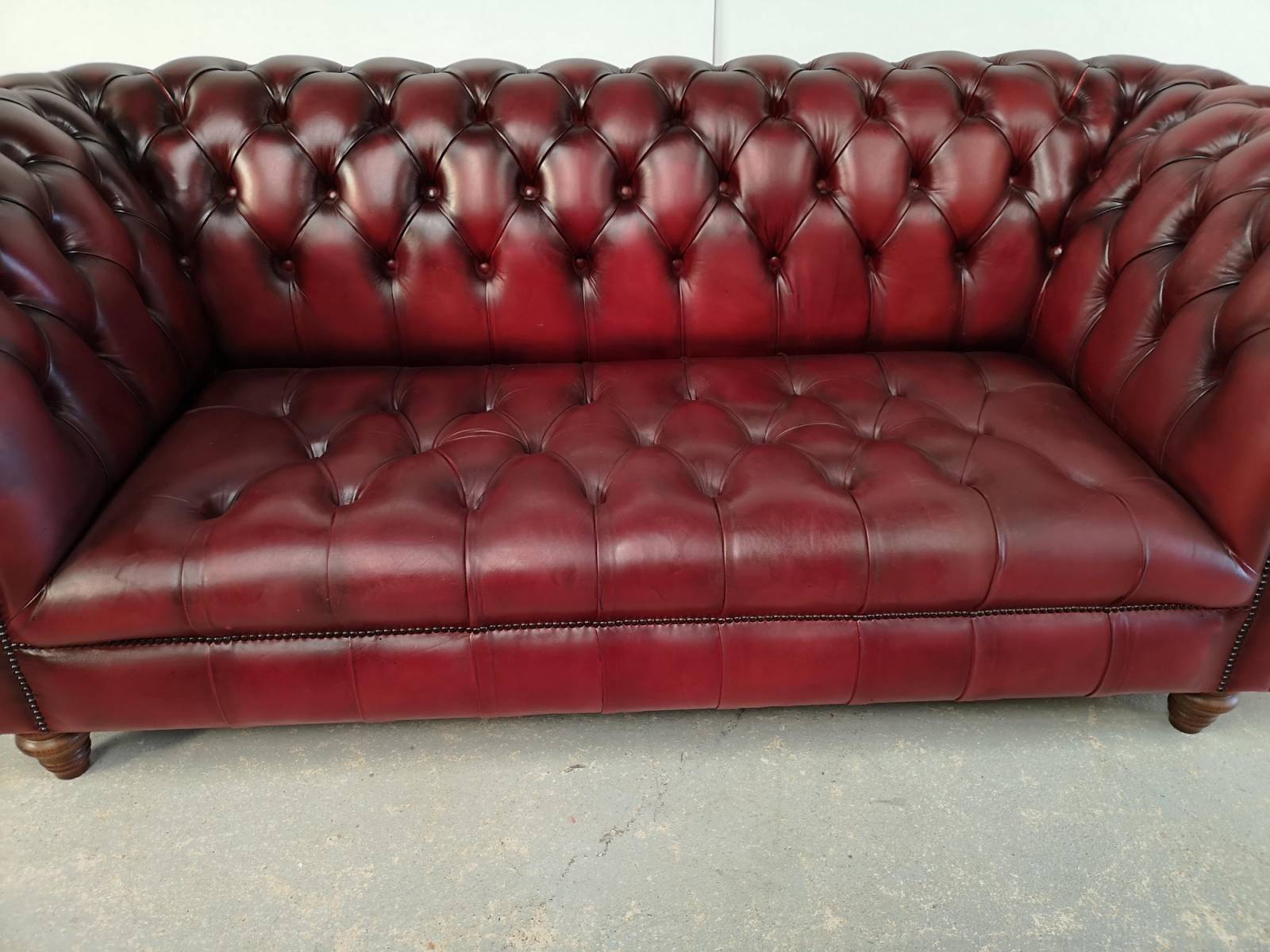 vente canapé chesterfield cuir bordeaux trois places haut de gamme proche Orléans