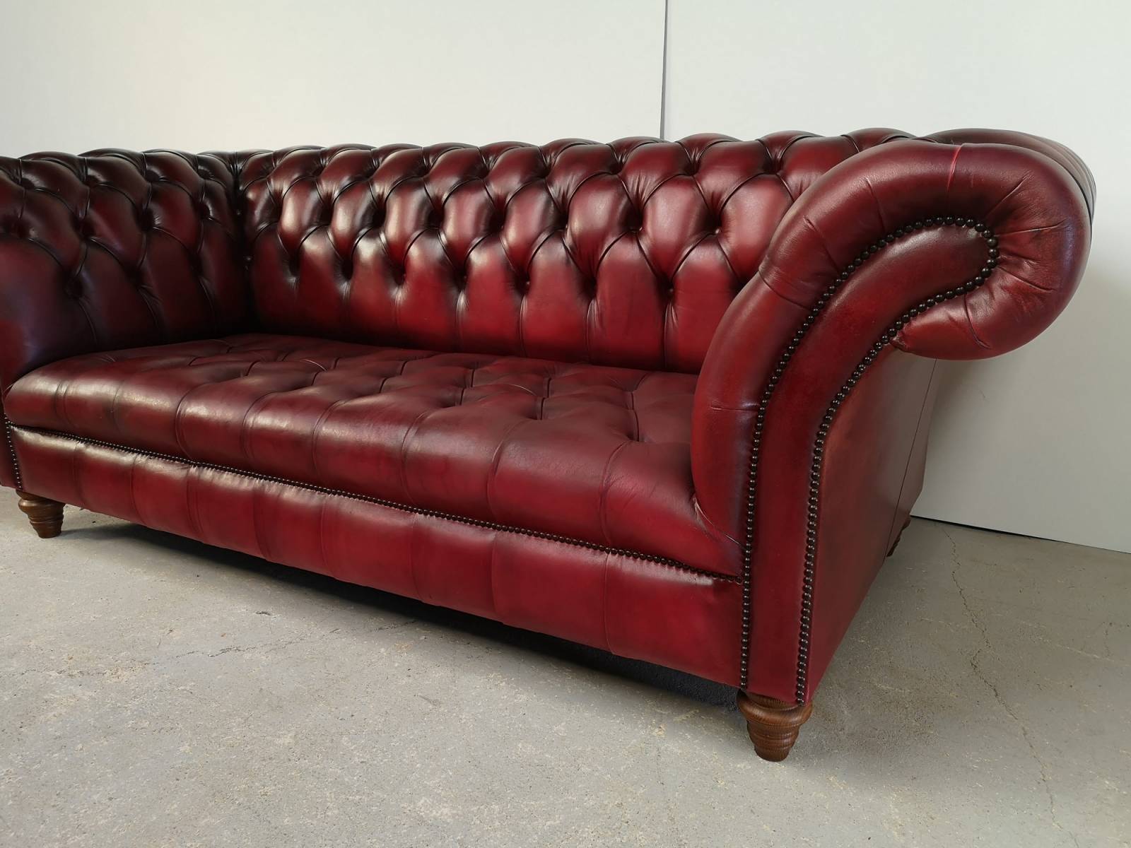 vente en ligne canapés chesterfield cuir bordeaux trois places haut de gamme à Orléans