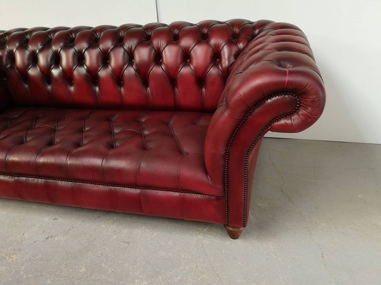 trouver canapé chesterfield cuir bordeaux trois places style rétro vintage à Orléans
