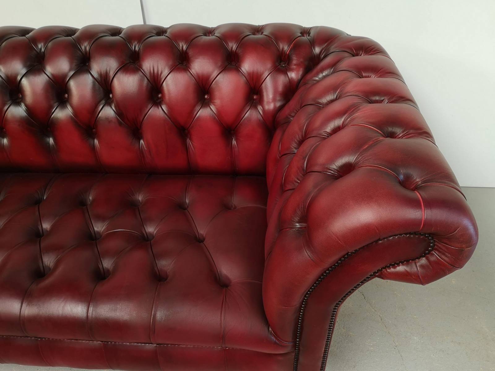 commander canapé chesterfield cuir bordeaux trois places véritable chesterfield anglais proche Orléans