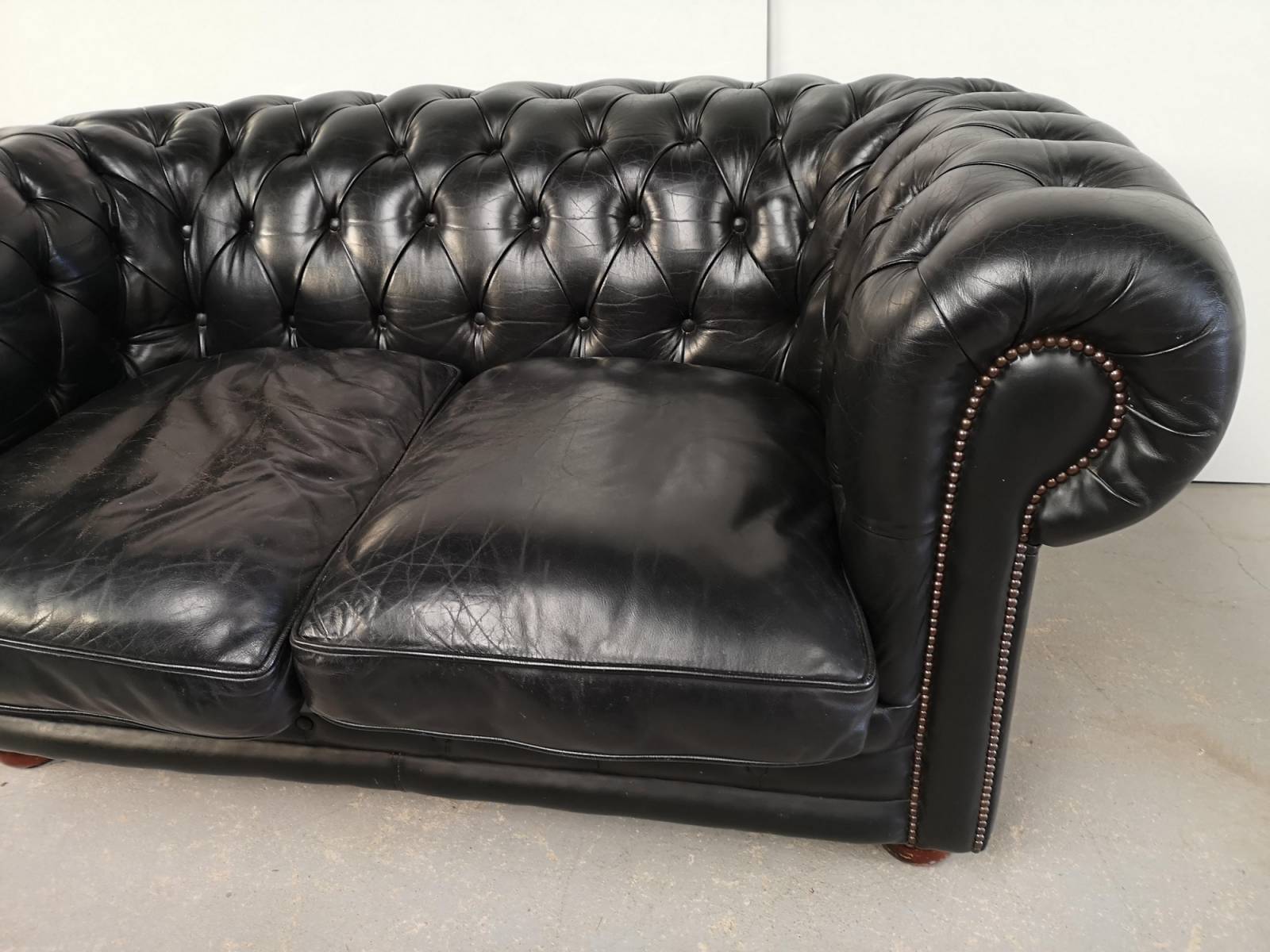 commander canapé chesterfield cuir noir deux places style déco industrielle à Paris