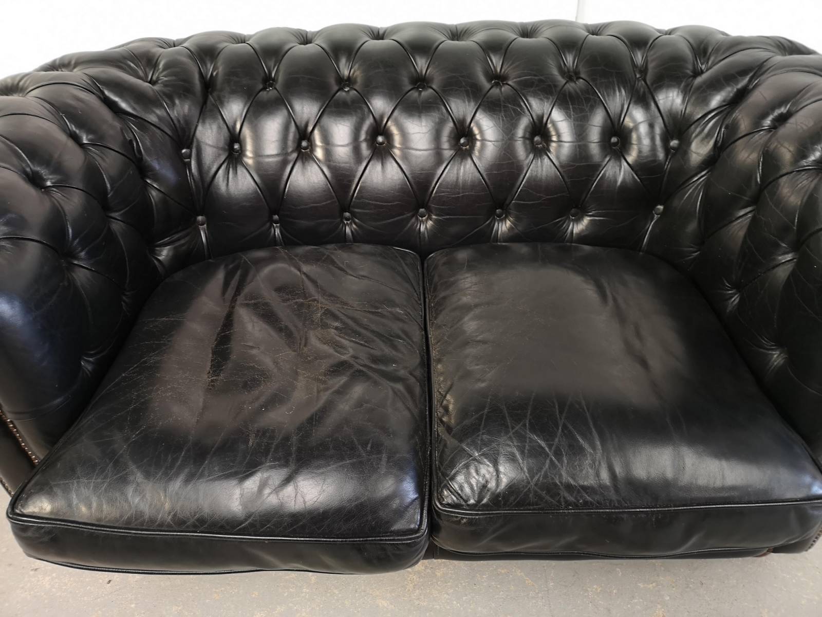 vends canapé chesterfield cuir noir deux places véritable chesterfield  à Paris