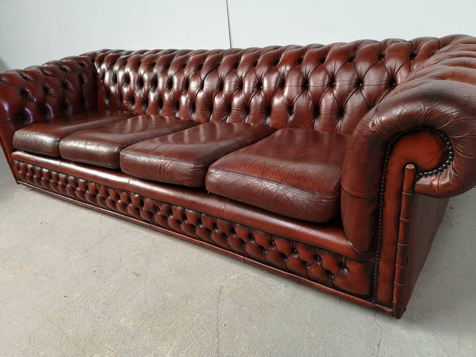 se faire livrer canapé chesterfield cuir marron quatre places import direct Angleterre à Paris