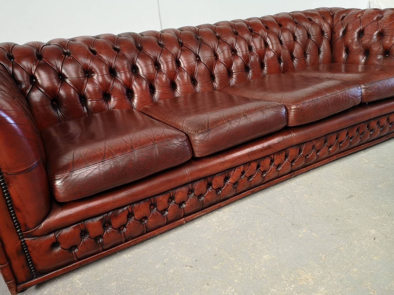 acheter en ligne canapé chesterfield cuir marron quatre places qualité premium confortable à Paris