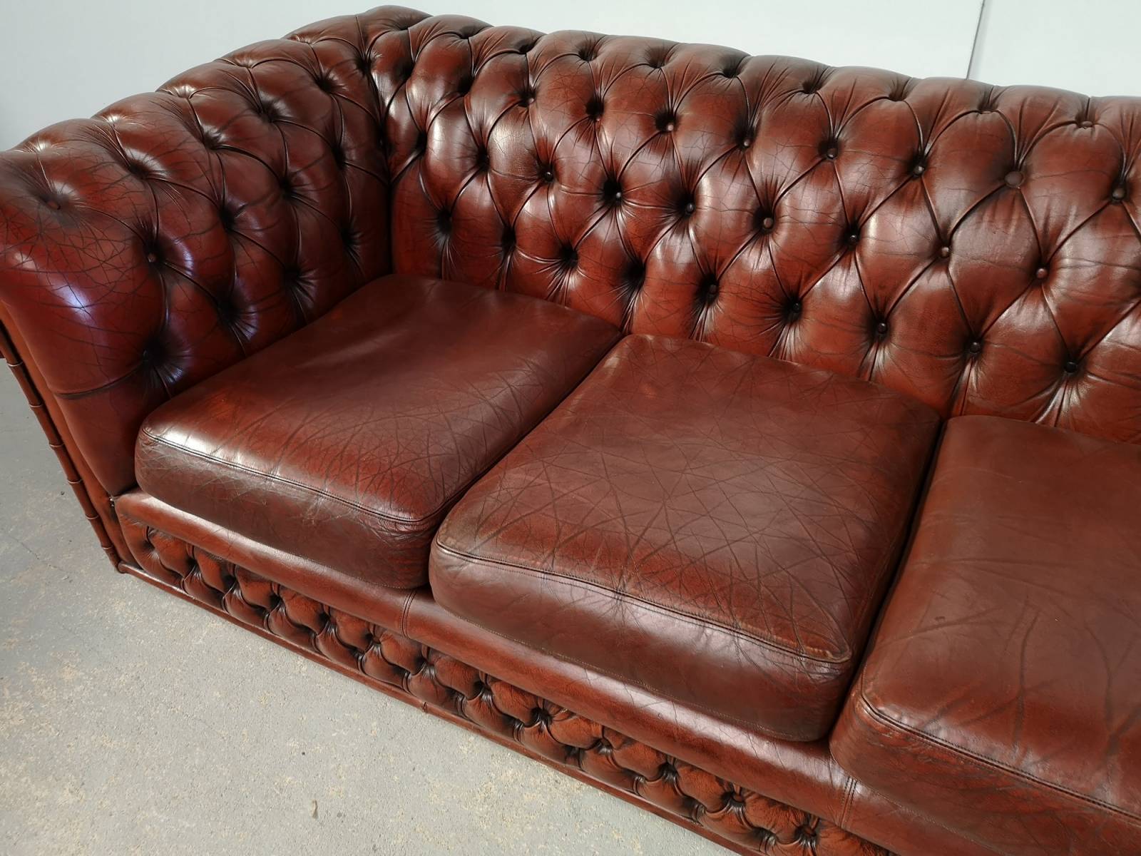 commander en ligne canapé chesterfield cuir marron quatre places  véritable chesterfield proche Paris