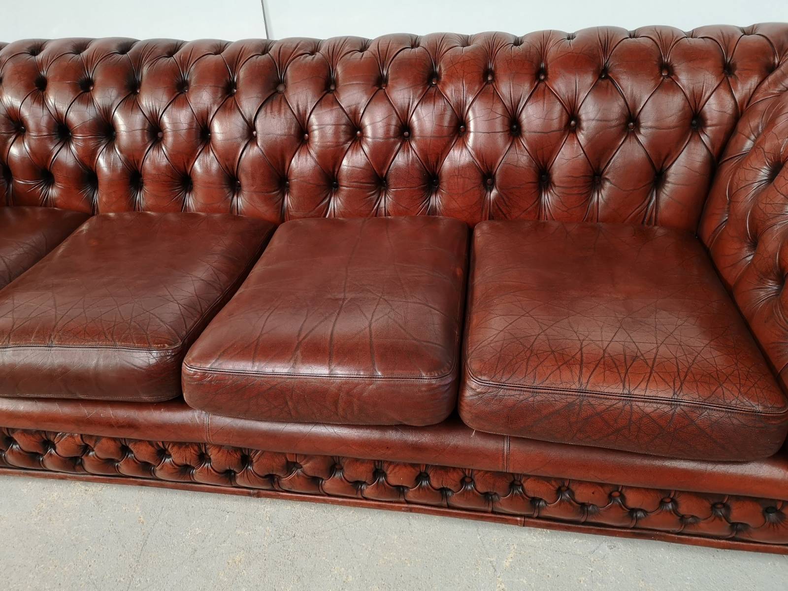 vente en ligne canapé chesterfield cuir marron quatre places style déco pubs anglais proche Paris