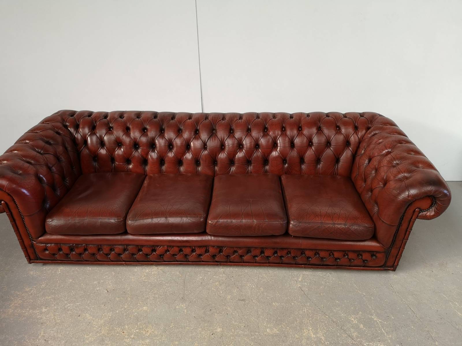 achat canapé chesterfield cuir marron quatre places style déco loft à Paris