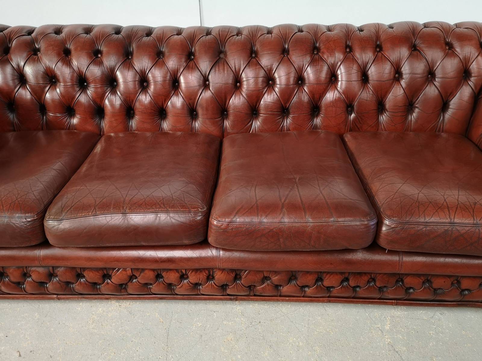 vente canapé chesterfield cuir marron antique quatre places haut de gamme proche Paris