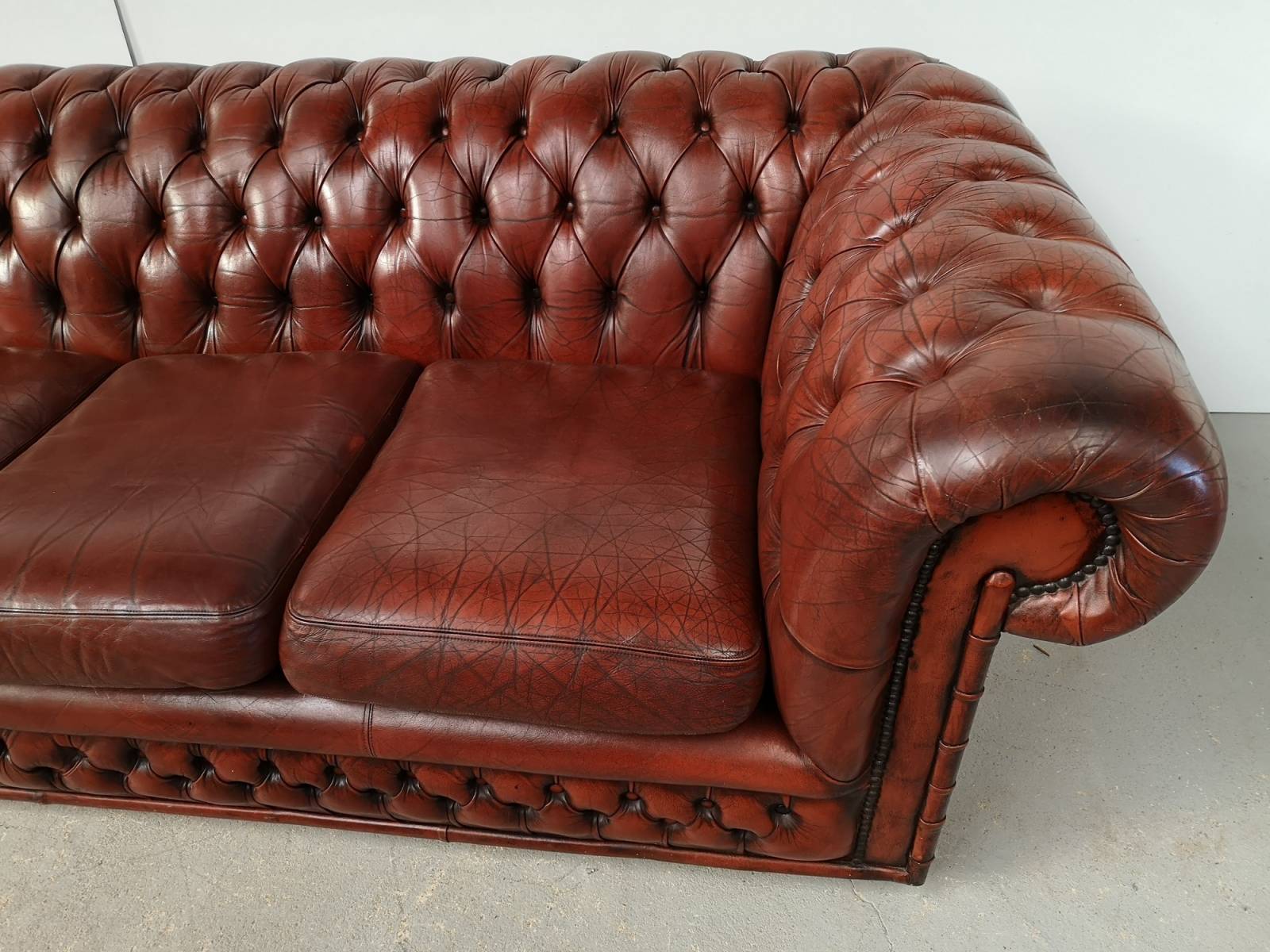 vends canapé chesterfield cuir marron quatre places original à Paris