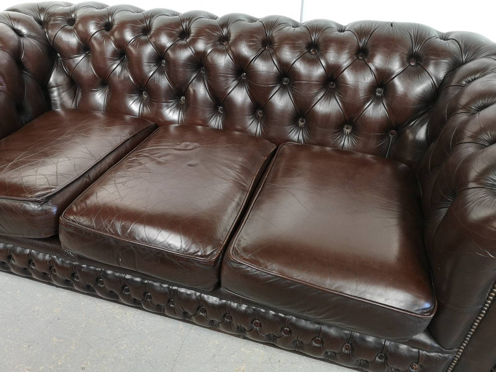 vends canapé chesterfield cuir marron trois places haut de gamme à Lyon