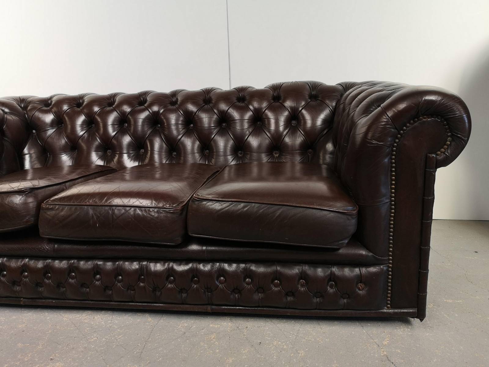 vente en ligne canapé chesterfield cuir marron trois places qualité prémium confortable à Lyon