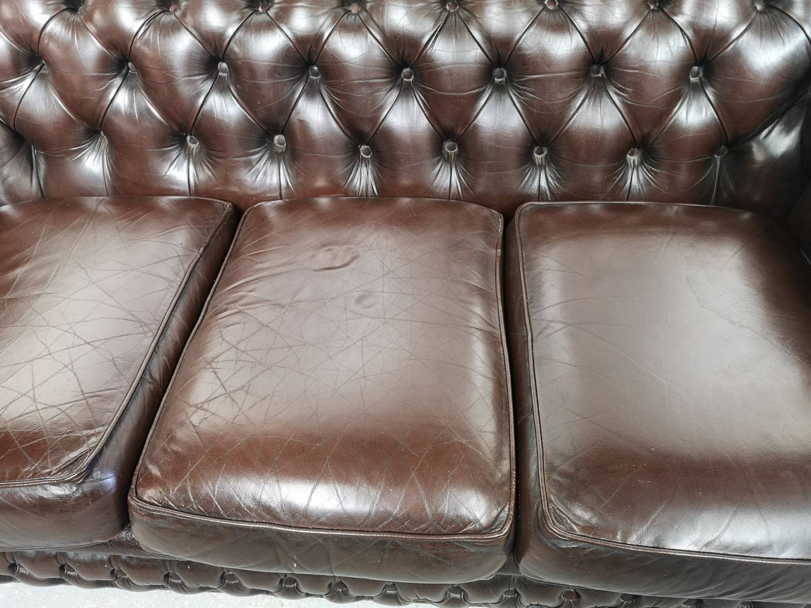 commander canapé chesterfield cuir marron trois places authentique à Lyon