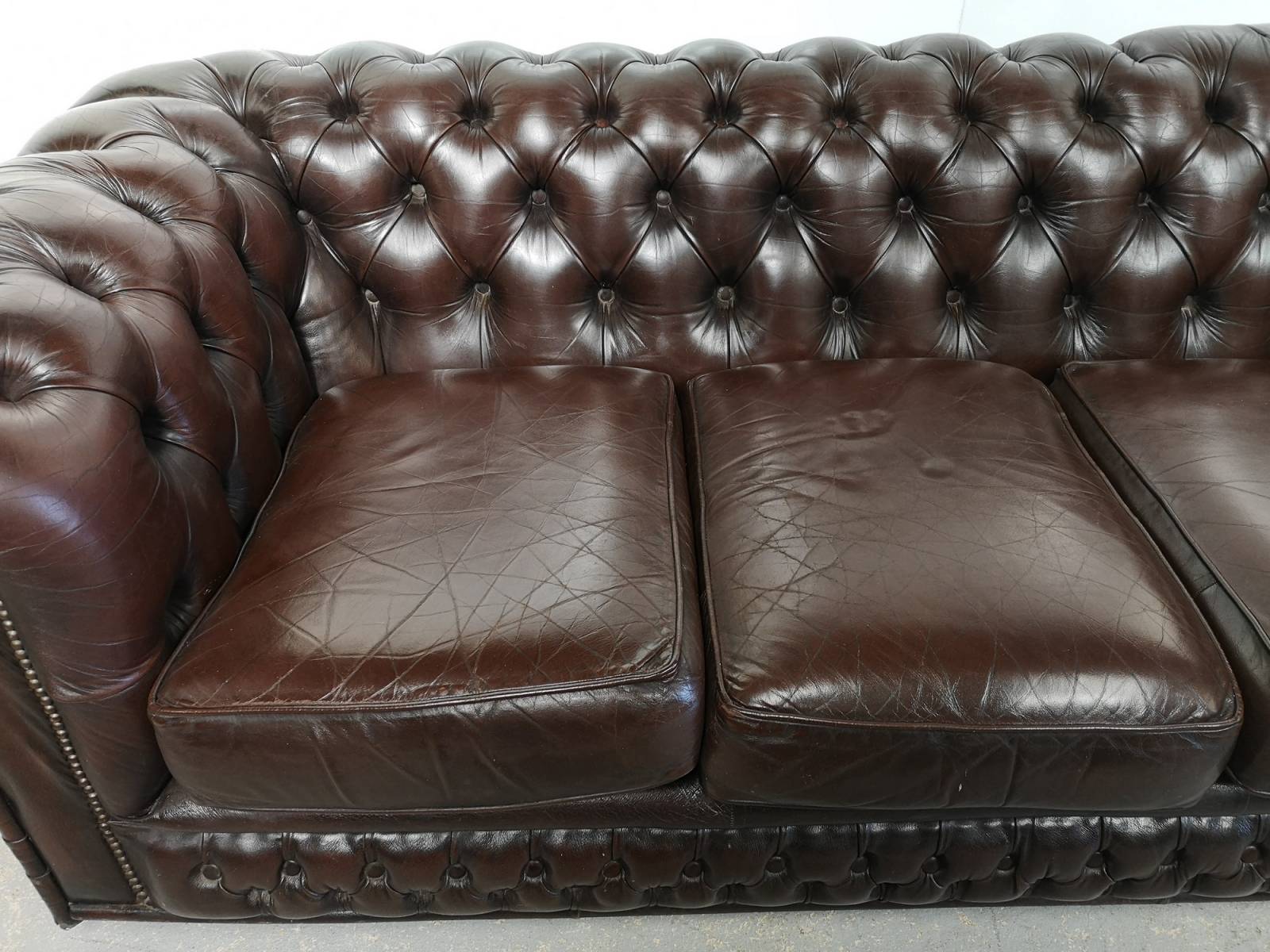 se faire livrer canapé chesterfield cuir marron trois places original proche Lyon