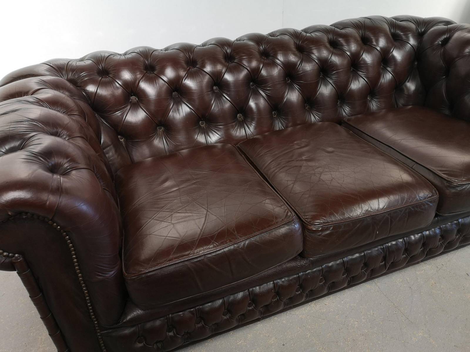 vente canapés chesterfield cuir marron antique trois places vintage à Lyon